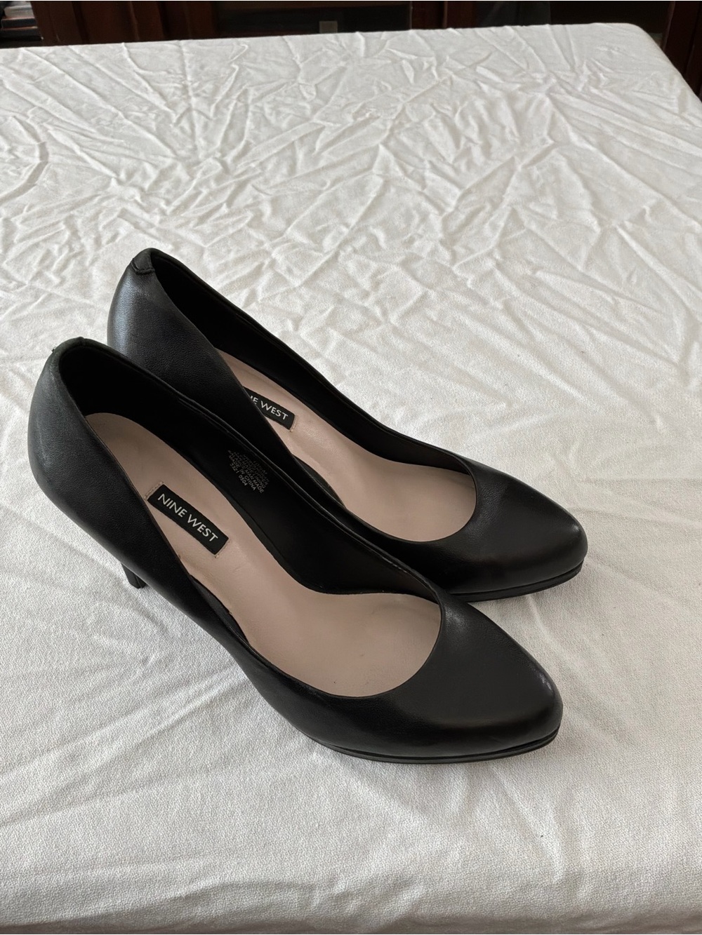 ******* Nine West Black Leather Round-Toe Mid Heel Pumps *******